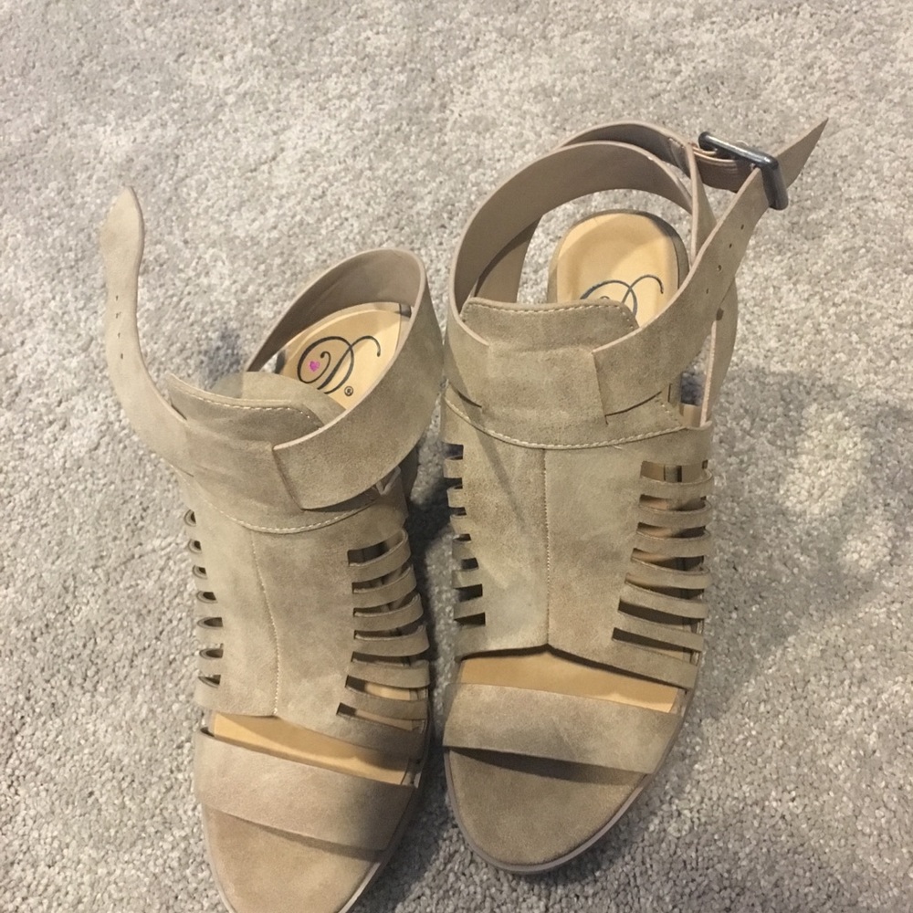 Heels - Picture 2 of 3